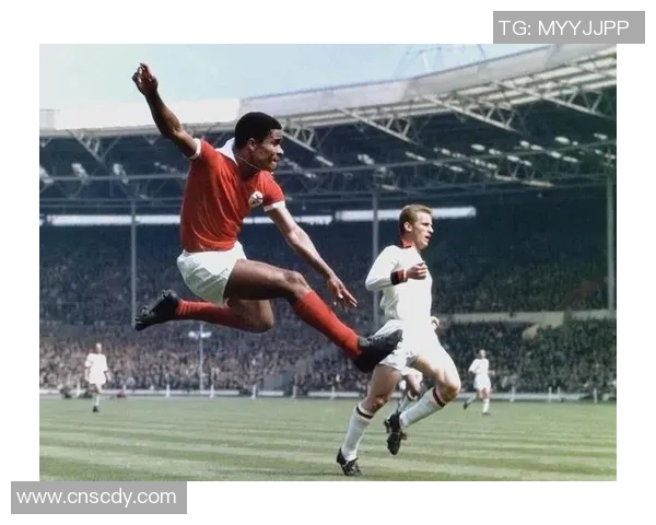 1949年足球传奇球星:回顾那个时代的风云人物与赛事背后的故事 1949年足球传奇球星:回顾那个时代的风云人物与赛事背后的故事