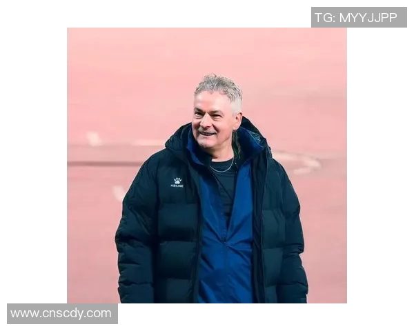 秃顶足球明星逆袭绿茵场展现力量与智慧并书写传奇人生 秃顶足球明星逆袭绿茵场展现力量与智慧并书写传奇人生